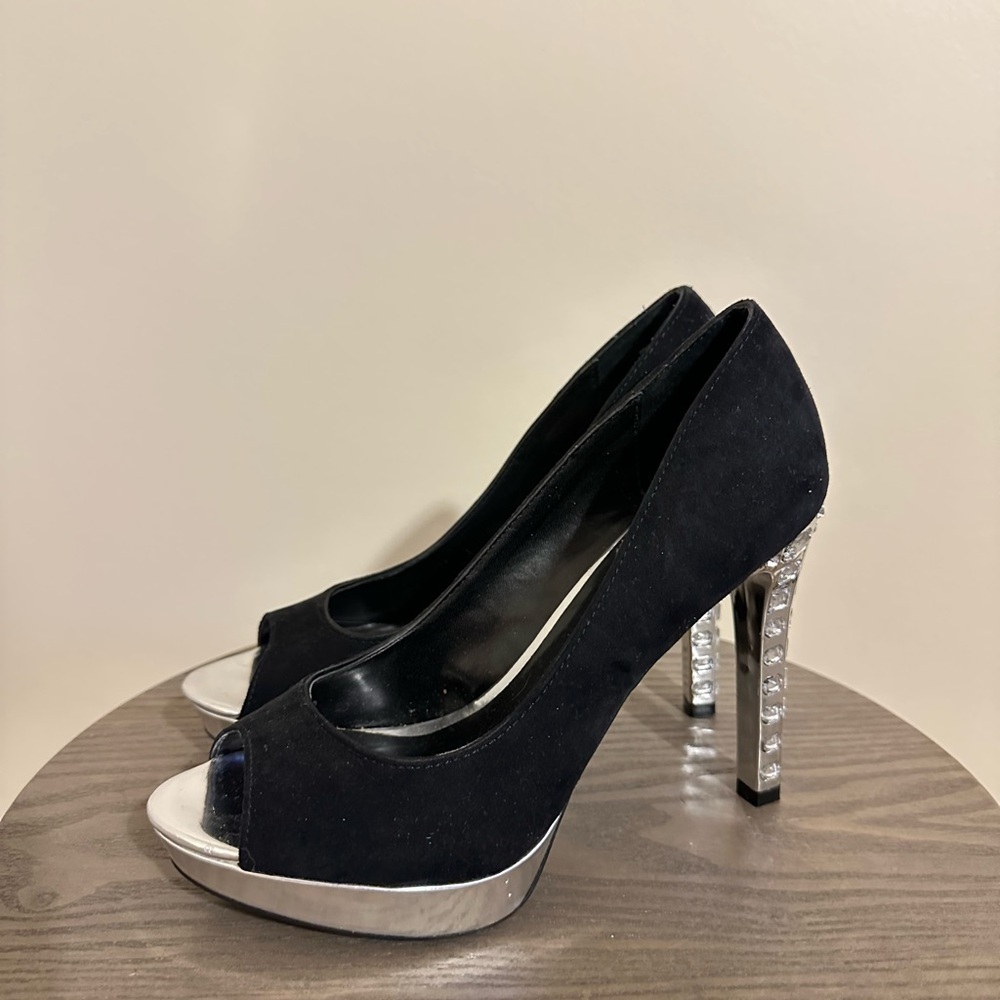 Simply Vera Vera Wang - Elegant Black Peep-Toe Heels with Silver Accents
